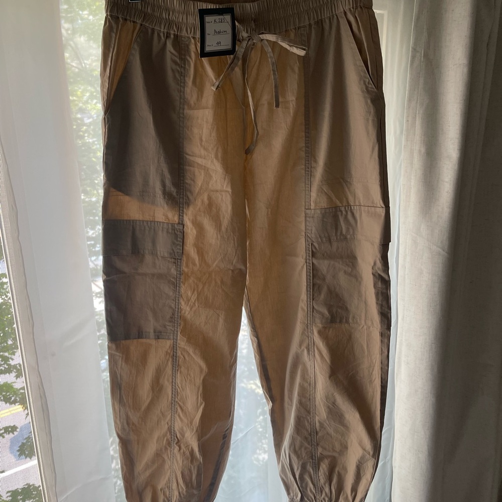 ILLA ILLA Women's Lightweight Cargo Trousers in Tan